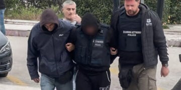 Με αλεξίσφαιρο γιλέκο και υπό ισχυρή αστυνομική δύναμη οδηγείται στα δικαστήρια Κεφαλονιάς ο ένας από τους κατηγορούμενους για το θάνατο της 19χρονης Μυρτώς. Παρασκευή 17 Απριλίου 2026 (φωτ.: 
APOHXOS.GR / EUROKINISSI)