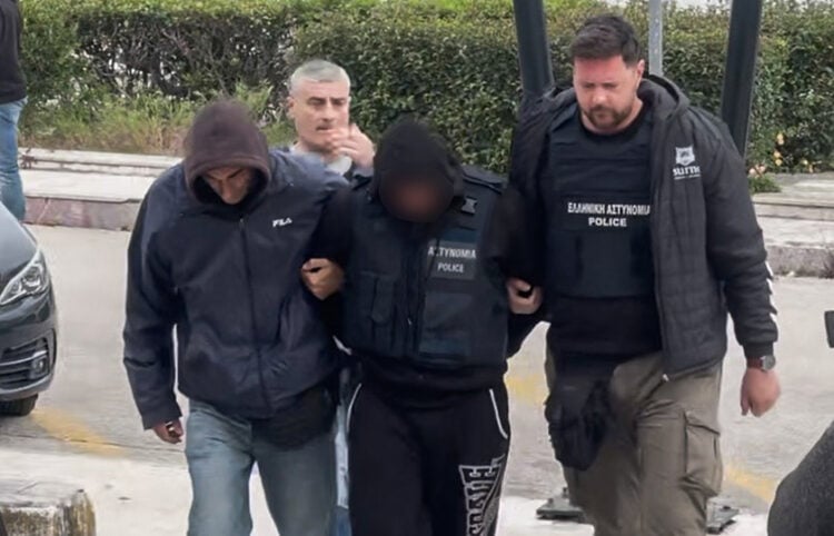 Με αλεξίσφαιρο γιλέκο και υπό ισχυρή αστυνομική δύναμη οδηγείται στα δικαστήρια Κεφαλονιάς ο ένας από τους κατηγορούμενους για το θάνατο της 19χρονης Μυρτώς. Παρασκευή 17 Απριλίου 2026 (φωτ.: 
APOHXOS.GR / EUROKINISSI)