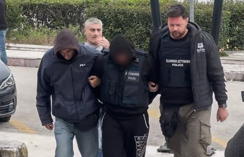 Με αλεξίσφαιρο γιλέκο και υπό ισχυρή αστυνομική δύναμη οδηγείται στα δικαστήρια Κεφαλονιάς ο ένας από τους κατηγορούμενους για το θάνατο της 19χρονης Μυρτώς. Παρασκευή 17 Απριλίου 2026 (φωτ.: 
APOHXOS.GR / EUROKINISSI)