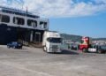 Στιγμιότυπο από το λιμάνι της Μυτιλήνης όπου κανονικά διεξάγεται μετά τις δέκα το πρωί της Τρίτης 21 Απριλίου 2026, η κίνηση των φορτηγών και εμπορευμάτων από και προς το λιμάνι μετά την απόφαση να λυθεί το μπλόκο των κτηνοτρόφων έπειτα από επτά ημέρες αποκλεισμού λόγω των κινητοποιήσεων για τον αφθώδη πυρετό.  (Παναγιώτης Μπαλάσκας/EUROKINISSI)