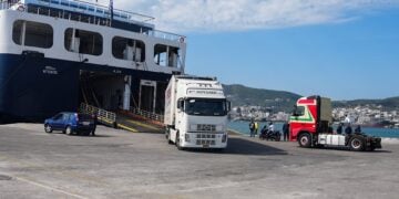 Στιγμιότυπο από το λιμάνι της Μυτιλήνης όπου κανονικά διεξάγεται μετά τις δέκα το πρωί της Τρίτης 21 Απριλίου 2026, η κίνηση των φορτηγών και εμπορευμάτων από και προς το λιμάνι μετά την απόφαση να λυθεί το μπλόκο των κτηνοτρόφων έπειτα από επτά ημέρες αποκλεισμού λόγω των κινητοποιήσεων για τον αφθώδη πυρετό.  (Παναγιώτης Μπαλάσκας/EUROKINISSI)
