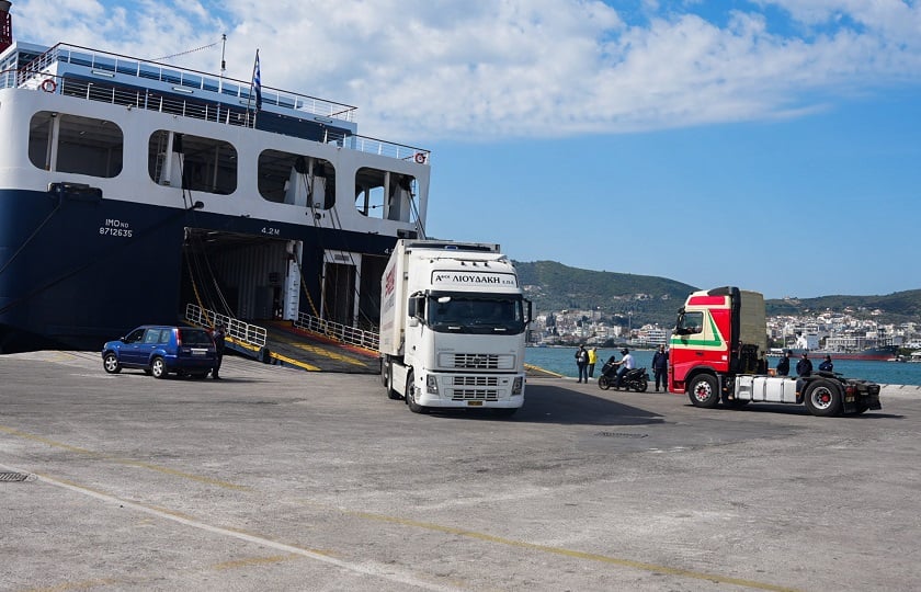 Στιγμιότυπο από το λιμάνι της Μυτιλήνης όπου κανονικά διεξάγεται μετά τις δέκα το πρωί της Τρίτης 21 Απριλίου 2026, η κίνηση των φορτηγών και εμπορευμάτων από και προς το λιμάνι μετά την απόφαση να λυθεί το μπλόκο των κτηνοτρόφων έπειτα από επτά ημέρες αποκλεισμού λόγω των κινητοποιήσεων για τον αφθώδη πυρετό.  (Παναγιώτης Μπαλάσκας/EUROKINISSI)