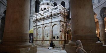 Προσευχή στο Ναό της Αναστάσεως, Μεγάλη Πέμπτη 9 Απριλίου 2026 (φωτ.: EPA / Abir Sultan)