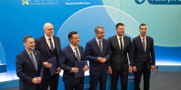 Σαράντος Ευσταθόπουλος, Διοικητής του Αντικαρκινικού Νοσοκομείου «Μεταξά», Jan Karas, Πρόεδρος και Διευθύνων Σύμβουλος της Allwyn στην Ελλάδα, Άδωνις Γεωργιάδης, Υπουργός Υγείας, Κυριάκος Μητσοτάκης, Πρωθυπουργός, Karel Komarek, Ιδρυτής και Πρόεδρος της Allwyn, και Μάριος Θεμιστοκλέους, Υφυπουργός Υγείας