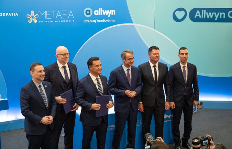 Σαράντος Ευσταθόπουλος, Διοικητής του Αντικαρκινικού Νοσοκομείου «Μεταξά», Jan Karas, Πρόεδρος και Διευθύνων Σύμβουλος της Allwyn στην Ελλάδα, Άδωνις Γεωργιάδης, Υπουργός Υγείας, Κυριάκος Μητσοτάκης, Πρωθυπουργός, Karel Komarek, Ιδρυτής και Πρόεδρος της Allwyn, και Μάριος Θεμιστοκλέους, Υφυπουργός Υγείας