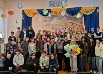 Μετά το τέλος της παράστασης, η Ιρίνα Μπόικο με μαθητές και εκπαιδευτικούς του Γυμνασίου Νο 94 «Ελλάδα» (φωτ.: Facebook / Енотіта/Ενότητα/Еnоtіtа)