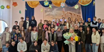 Μετά το τέλος της παράστασης, η Ιρίνα Μπόικο με μαθητές και εκπαιδευτικούς του Γυμνασίου Νο 94 «Ελλάδα» (φωτ.: Facebook / Енотіта/Ενότητα/Еnоtіtа)