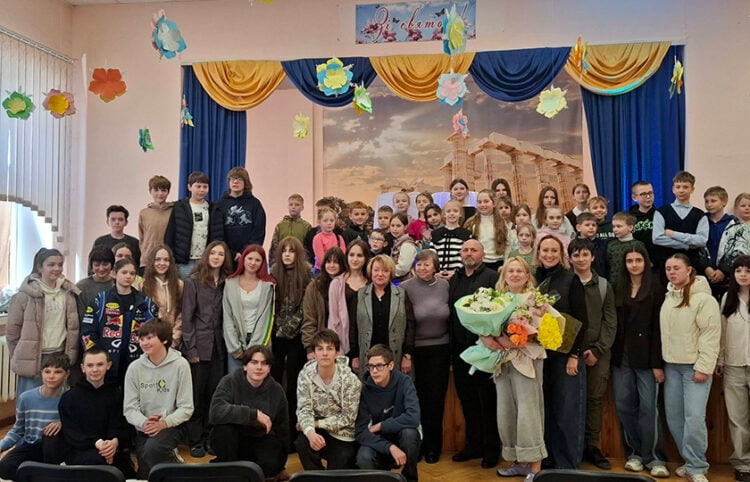 Μετά το τέλος της παράστασης, η Ιρίνα Μπόικο με μαθητές και εκπαιδευτικούς του Γυμνασίου Νο 94 «Ελλάδα» (φωτ.: Facebook / Енотіта/Ενότητα/Еnоtіtа)