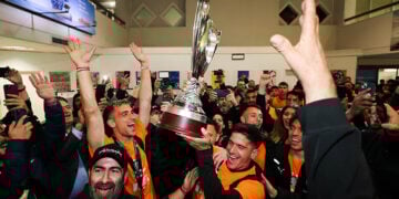 Άφιξη των κυπελλούχων Ελλάδας στο αεροδρόμιο του Ηρακλείου, Κυριακή 26 Απριλίου 2026 (φωτ.: EUROKINISSI / Στέφανος Ραπάνης)