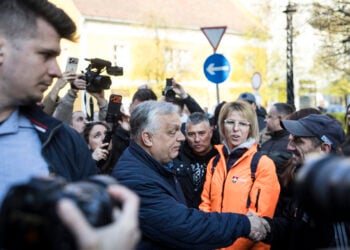 Ο Βίκτορ Όρμπαν χαιρετά υποστηρικτές του κατά τη διάρκεια προεκλογικής συγκέντρωσης στην πόλη Βακ, 11 Απριλίου 2026 (φωτ.: Γραφείο Τύπου Πρωθυπουργού Ουγγαρίας / Akos Kaiser)