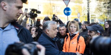 Ο Βίκτορ Όρμπαν χαιρετά υποστηρικτές του κατά τη διάρκεια προεκλογικής συγκέντρωσης στην πόλη Βακ, 11 Απριλίου 2026 (φωτ.: Γραφείο Τύπου Πρωθυπουργού Ουγγαρίας / Akos Kaiser)