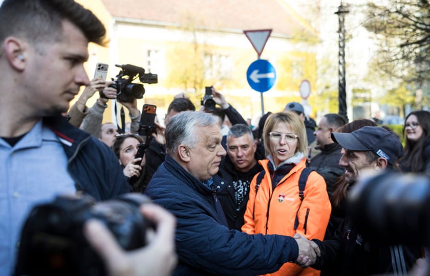 Ο Βίκτορ Όρμπαν χαιρετά υποστηρικτές του κατά τη διάρκεια προεκλογικής συγκέντρωσης στην πόλη Βακ, 11 Απριλίου 2026 (φωτ.: Γραφείο Τύπου Πρωθυπουργού Ουγγαρίας / Akos Kaiser)