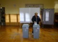 Στιγμιότυπο από εκλογικό τμήμα στην πόλη Σεκεσφεχερβάρ της Ουγγαρίας, 12 Απριλίου 2026 (φωτ.: EPA / Tamas Vasvari Hungary Out)