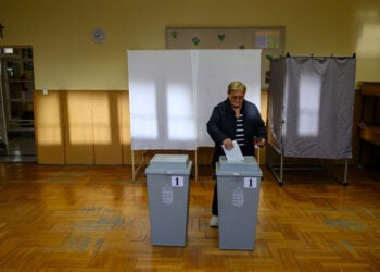 Στιγμιότυπο από εκλογικό τμήμα στην πόλη Σεκεσφεχερβάρ της Ουγγαρίας, 12 Απριλίου 2026 (φωτ.: EPA / Tamas Vasvari Hungary Out)