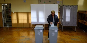 Στιγμιότυπο από εκλογικό τμήμα στην πόλη Σεκεσφεχερβάρ της Ουγγαρίας, 12 Απριλίου 2026 (φωτ.: EPA / Tamas Vasvari Hungary Out)