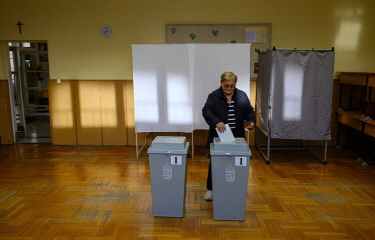 Στιγμιότυπο από εκλογικό τμήμα στην πόλη Σεκεσφεχερβάρ της Ουγγαρίας, 12 Απριλίου 2026 (φωτ.: EPA / Tamas Vasvari Hungary Out)
