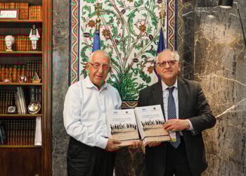 Νικήτας Κακλαμάνης και Νίκος Ουζούνογλου με τον τόμο που περιλαμβάνει τα πρακτικά των διαπραγματεύσεων και το σχέδιο όρων της Συνθήκης της Λοζάνης (φωτ.: Βουλή των Ελλήνων / Δημήτριος Κλεάνθους)