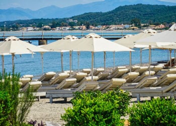 Στιγμιότυπο από την παραλία Ρόδα στην Κέρκυρα (φωτ.: EUROKINISSI / Γιώργος Κονταρίνης)