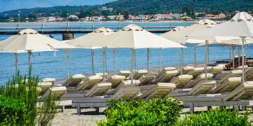 Στιγμιότυπο από την παραλία Ρόδα στην Κέρκυρα (φωτ.: EUROKINISSI / Γιώργος Κονταρίνης)