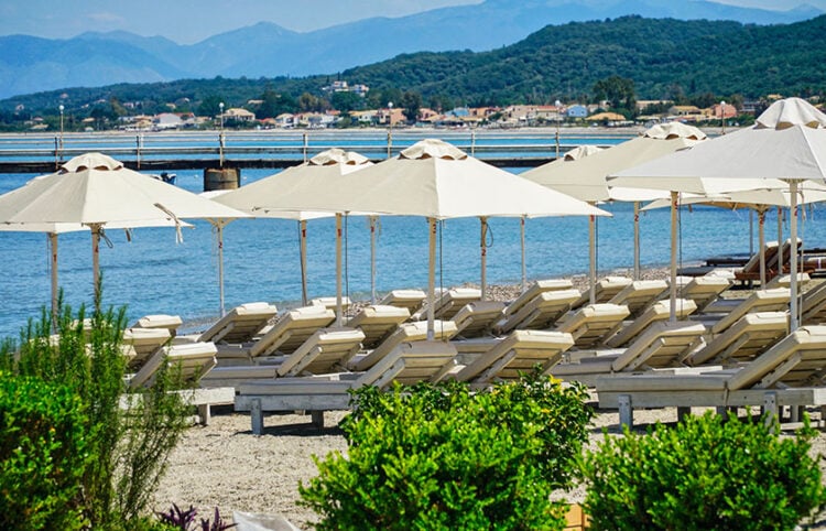 Στιγμιότυπο από την παραλία Ρόδα στην Κέρκυρα (φωτ.: EUROKINISSI / Γιώργος Κονταρίνης)