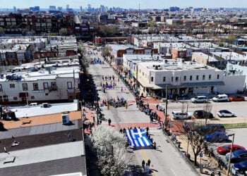 Η μεγάλη γαλανόλευκη στην κεφαλή της παρέλασης στη Βαλτιμόρη για τα 205 χρόνια από την Ελληνική Επανάσταση (φωτ.: Facebook / Maryland Greek Independence Day Parade)