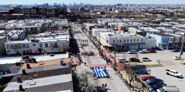 Η μεγάλη γαλανόλευκη στην κεφαλή της παρέλασης στη Βαλτιμόρη για τα 205 χρόνια από την Ελληνική Επανάσταση (φωτ.: Facebook / Maryland Greek Independence Day Parade)