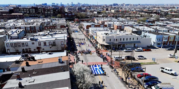 Η μεγάλη γαλανόλευκη στην κεφαλή της παρέλασης στη Βαλτιμόρη για τα 205 χρόνια από την Ελληνική Επανάσταση (φωτ.: Facebook / Maryland Greek Independence Day Parade)