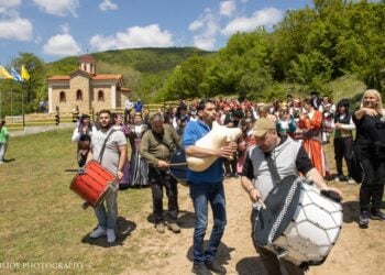 Έναρξη ποντιακού γλεντιού στο Οχυρό Νυμφαίας, στα «Παρχάρια 2023» (πηγή: Facebook / ΠΑΡΧΑΡΙΑ ΟΧΥΡΟΥ ΝΥΜΦΑΙΑΣ ΡΟΔΟΠΗΣ - PARXAR OXIRO NIMFEAS KOMOTINI RODOPI)