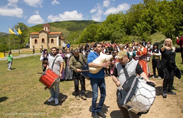 Έναρξη ποντιακού γλεντιού στο Οχυρό Νυμφαίας, στα «Παρχάρια 2023» (πηγή: Facebook / ΠΑΡΧΑΡΙΑ ΟΧΥΡΟΥ ΝΥΜΦΑΙΑΣ ΡΟΔΟΠΗΣ - PARXAR OXIRO NIMFEAS KOMOTINI RODOPI)