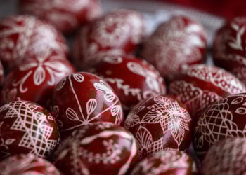 Πασχαλινά αυγά ζωγραφισμένα με την τεχνική «περδίκα»
(φωτ.: ΑΠΕ-ΜΠΕ / Αχιλλέας Χήρας)