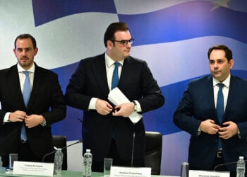 Ο υπουργός Εθνικής Οικονομίας και Οικονομικών Κυριάκος Πιερρακάκης και οι υφυπουργοί Θάνος Πετραλιάς και Γιώργος Κώτσηρας. Τετάρτη 22 Απριλίου 2026 (φωτ.: EUROKINISSI / Τατιάνα Μπόλαρη)