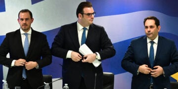 Ο υπουργός Εθνικής Οικονομίας και Οικονομικών Κυριάκος Πιερρακάκης και οι υφυπουργοί Θάνος Πετραλιάς και Γιώργος Κώτσηρας. Τετάρτη 22 Απριλίου 2026 (φωτ.: EUROKINISSI / Τατιάνα Μπόλαρη)