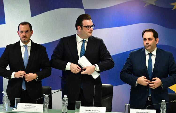 Ο υπουργός Εθνικής Οικονομίας και Οικονομικών Κυριάκος Πιερρακάκης και οι υφυπουργοί Θάνος Πετραλιάς και Γιώργος Κώτσηρας. Τετάρτη 22 Απριλίου 2026 (φωτ.: EUROKINISSI / Τατιάνα Μπόλαρη)