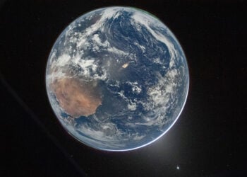 Φωτογραφία της Γης που τράβηξε ο διοικητής της αποστολής Artemis II Ριντ Γουάιζμαν, από το παράθυρο της κάψουλας Orion στις 2 Απριλίου 2026, μετά την ολοκλήρωση της τροχιάς προς τη Σελήνη (φωτ.: NASA / EPA / Reid Wiseman)