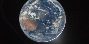 Φωτογραφία της Γης που τράβηξε ο διοικητής της αποστολής Artemis II Ριντ Γουάιζμαν, από το παράθυρο της κάψουλας Orion στις 2 Απριλίου 2026, μετά την ολοκλήρωση της τροχιάς προς τη Σελήνη (φωτ.: NASA / EPA / Reid Wiseman)