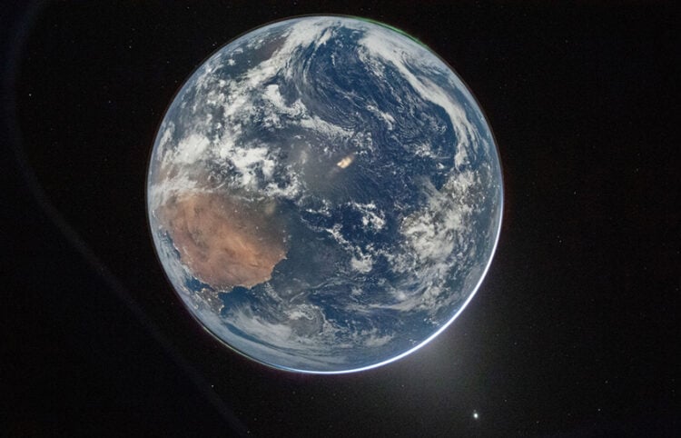 Φωτογραφία της Γης που τράβηξε ο διοικητής της αποστολής Artemis II Ριντ Γουάιζμαν, από το παράθυρο της κάψουλας Orion στις 2 Απριλίου 2026, μετά την ολοκλήρωση της τροχιάς προς τη Σελήνη (φωτ.: NASA / EPA / Reid Wiseman)