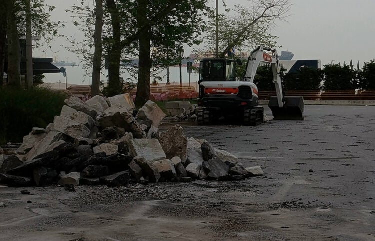 Μπουλντόζα στην Πλατεία Ελευθερίας, Παρασκευή 17 Απριλίου 2026 (φωτ.: Facebook / Prodromos Nikiforidis)