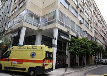 Νεκρή εντοπίστηκε γυναίκα σε ακάλυπτο χώρο πολυκατοικίας στο κέντρο της Αθήνας το πρωί της Παρασκευής 17 Απριλίου 2026 (φωτ.: EUROKINISSI / Γιάννης Παναγόπουλος)