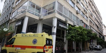 Νεκρή εντοπίστηκε γυναίκα σε ακάλυπτο χώρο πολυκατοικίας στο κέντρο της Αθήνας το πρωί της Παρασκευής 17 Απριλίου 2026 (φωτ.: EUROKINISSI / Γιάννης Παναγόπουλος)