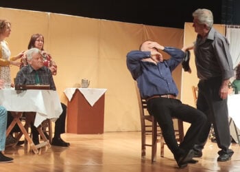 Στιγμιότυπο από το έργο «Χωρίς εσέν’ κι ίνουμαι, χωρίς εσέν’ κι ευτάγω», με το οποίο ξεκίνησε το 2ο Πανελλαδικό Φεστιβάλ Ποντιακού Θεάτρου. Παρασκευή 17 Απριλίου 2026 (φωτ.: Facebook / Παμποντιακή Ομοσπονδία Ελλάδος)