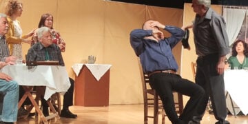 Στιγμιότυπο από το έργο «Χωρίς εσέν’ κι ίνουμαι, χωρίς εσέν’ κι ευτάγω», με το οποίο ξεκίνησε το 2ο Πανελλαδικό Φεστιβάλ Ποντιακού Θεάτρου. Παρασκευή 17 Απριλίου 2026 (φωτ.: Facebook / Παμποντιακή Ομοσπονδία Ελλάδος)