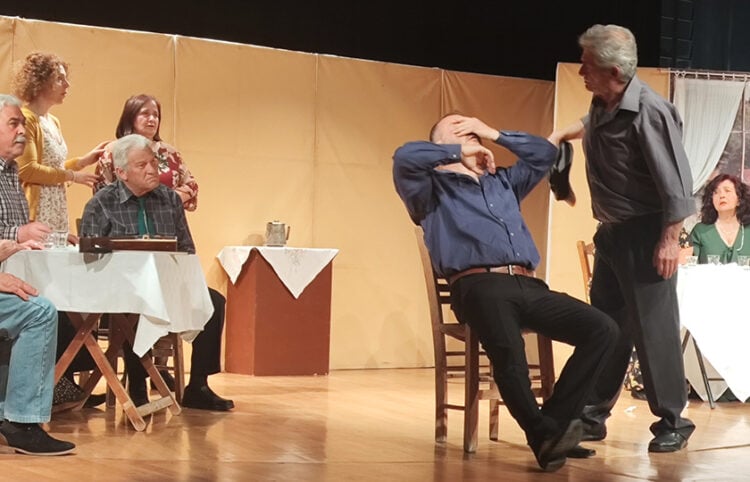 Στιγμιότυπο από το έργο «Χωρίς εσέν’ κι ίνουμαι, χωρίς εσέν’ κι ευτάγω», με το οποίο ξεκίνησε το 2ο Πανελλαδικό Φεστιβάλ Ποντιακού Θεάτρου. Παρασκευή 17 Απριλίου 2026 (φωτ.: Facebook / Παμποντιακή Ομοσπονδία Ελλάδος)