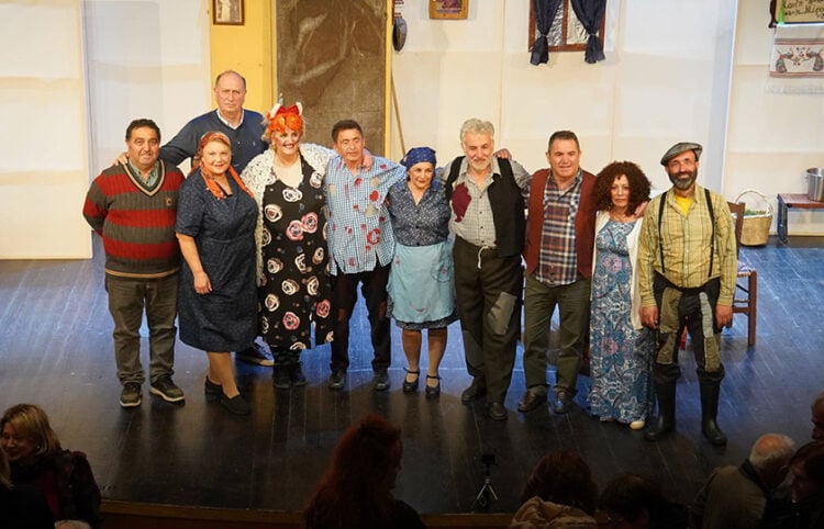 Η θεατρική ομάδα του Ποντιακού Πολιτιστικού Συλλόγου Καλλιθέας-Συκεών στη  Γιορτή Παιδείας και Πολιτισμού του Δήμου Νεάπολης-Συκεών. Δευτέρα 30 Μαρτίου 2026 (φωτ.:  Facebook / Aris Fotografos)