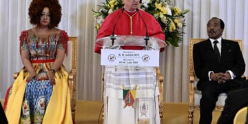 Ο Πάπας Λέων ΙΔ' με το προεδρικό ζεύγος του Καμερούν (φωτ.: EPA / Luca Zennaro)