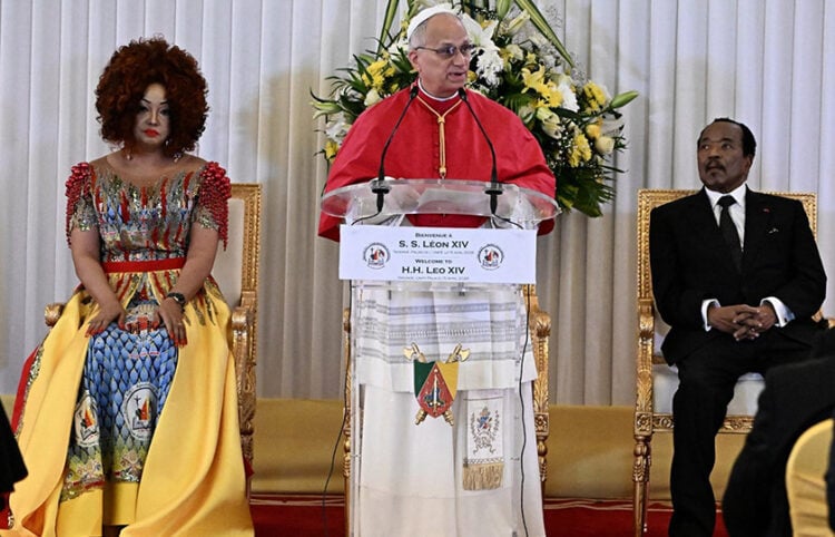 Ο Πάπας Λέων ΙΔ' με το προεδρικό ζεύγος του Καμερούν (φωτ.: EPA / Luca Zennaro)