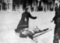 Η μάνα του Τάσου Τούση θρηνεί πάνω από το άψυχο σώμα του γιου της. Η φωτογραφία δημοσιεύθηκε στο Ριζοσπάστη στις 10 Μαΐου 1936 (πηγή: Εθνική Βιβλιοθήκη της Ελλάδος)