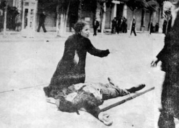 Η μάνα του Τάσου Τούση θρηνεί πάνω από το άψυχο σώμα του γιου της. Η φωτογραφία δημοσιεύθηκε στο Ριζοσπάστη στις 10 Μαΐου 1936 (πηγή: Εθνική Βιβλιοθήκη της Ελλάδος)