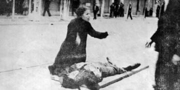 Η μάνα του Τάσου Τούση θρηνεί πάνω από το άψυχο σώμα του γιου της. Η φωτογραφία δημοσιεύθηκε στο Ριζοσπάστη στις 10 Μαΐου 1936 (πηγή: Εθνική Βιβλιοθήκη της Ελλάδος)