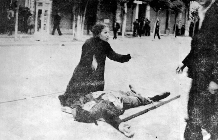 Η μάνα του Τάσου Τούση θρηνεί πάνω από το άψυχο σώμα του γιου της. Η φωτογραφία δημοσιεύθηκε στο Ριζοσπάστη στις 10 Μαΐου 1936 (πηγή: Εθνική Βιβλιοθήκη της Ελλάδος)