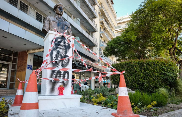 Η βανδαλισμένη προτομή του αστυνομικού Γιώργου Λυγγερίδη, Κυριακή 26 Απριλίου 2026 (φωτ.: EUROKINISSI / Λία Φωκά)